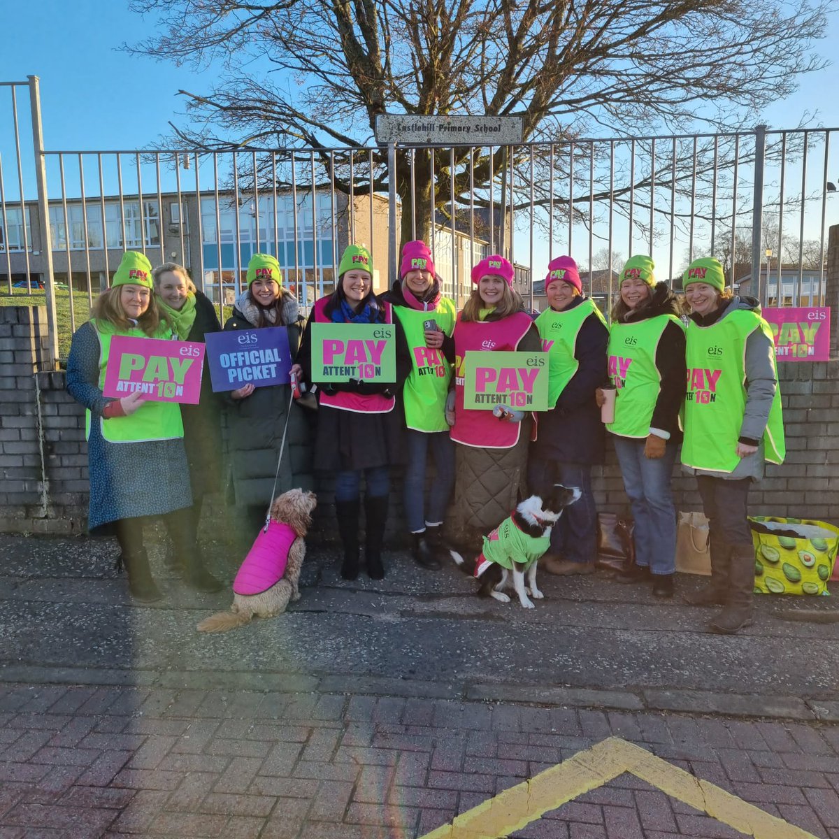 EISUnion's tweet photo. A splash of pink and green outside Castlehill Primary School as members take action to send a clear message to COSLA &amp; the Scottish Government, that they must do better on teachers' pay. #EISStrike #PayAttention https://t.co/vR2xRKtyc9