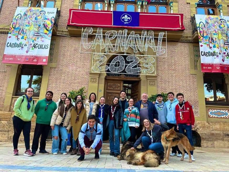 Perriwy's tweet photo. El @AYUNTAGUILAS tampoco falla, pese a tener su carnaval de interés internacional una programación a full, hicieron hueco para ensalzar la labor del escultismo aguileño: @severomontalvo y @ccrenfe467 historia y referencia con infancia y juventud.
#diapensamientoscout #diafundador https://t.co/0vGwjtgVEZ