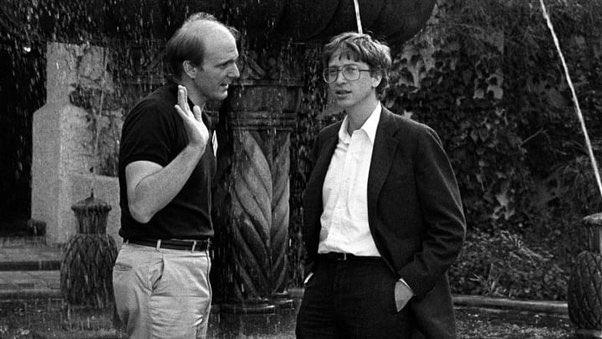 aktionnaire's tweet photo. Pour ceux qui se posent la question, le bonhomme qui est content d'être heureux, c'est Steve Balmer.

Il a connu Bill à Harvard, puis est entré chez Microsoft dans les années 80. https://t.co/dnLP1jalmS