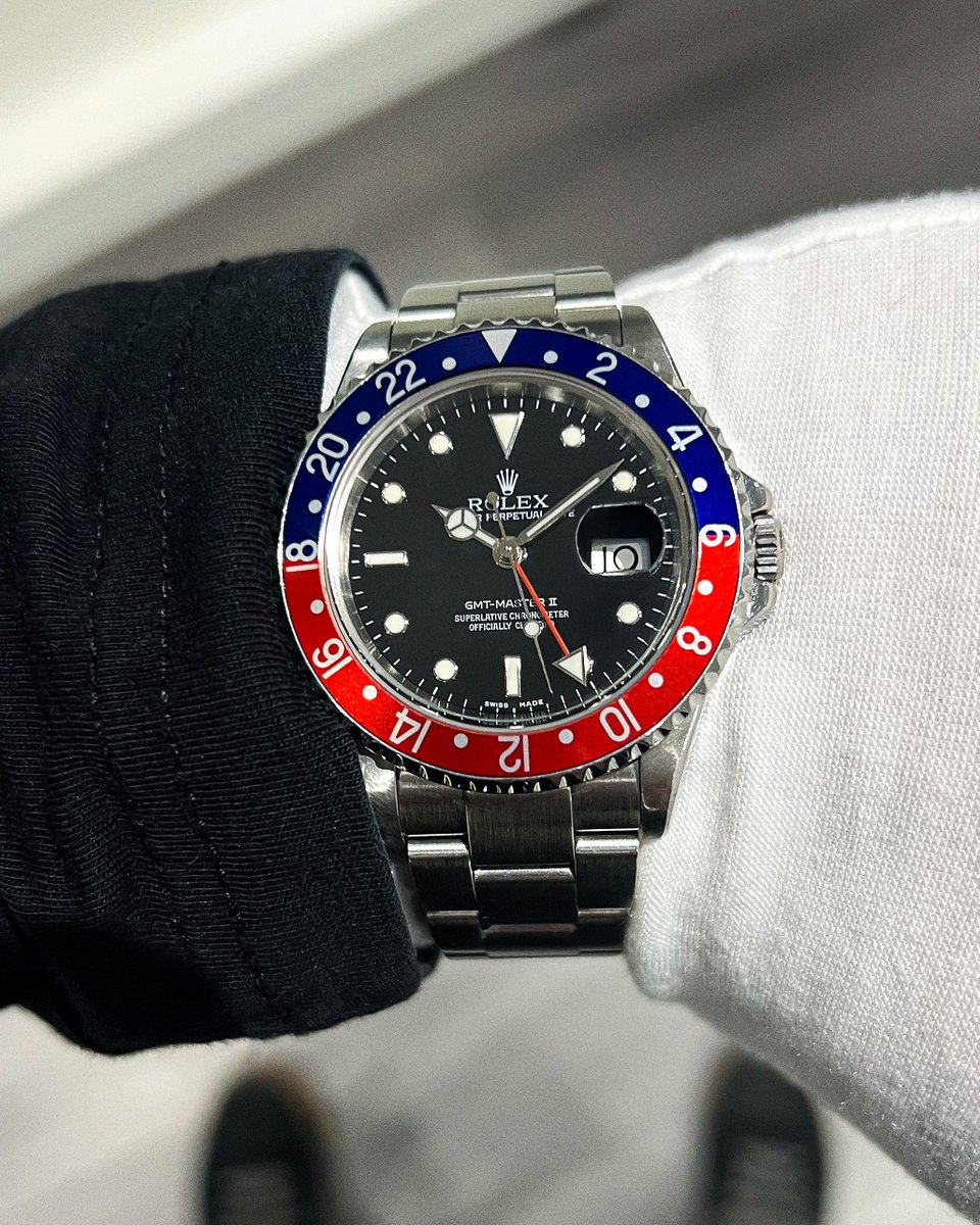 A watch that always makes me sit up and pay attention when one arrives, I just can't help being drawn in by the Rolex GMT Pepsi. Fantastic condition, a real stunner! globalwatchshop.co.uk/preowned-rolex…