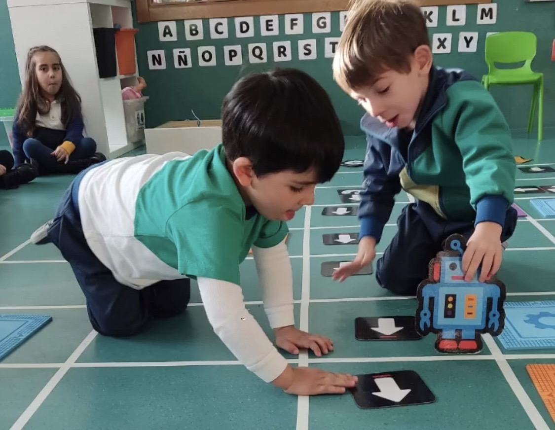 ¡Nunca se es demasiado jóven para aprender habilidades tecnológicas! El pensamiento computacional en la #educacióninfantil promueve el razonamiento lógico, la resolución de problemas y la creatividad. ¡Preparémoslos para el futuro! 🚀👩‍💻👨‍💻 #TIC #pensamientocomputacional