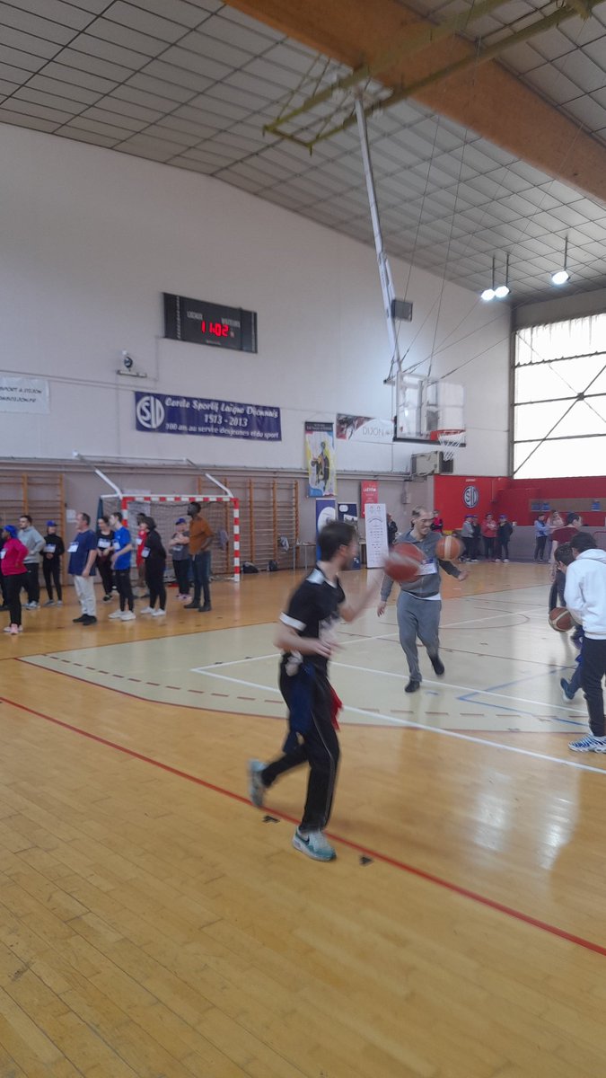 Dernière rotation de la matinée avant le "Lucky Luke" géant 
#stadeverslemploi
@poleemploi_bfc @pole_emploi <a href="/ffbasketball/">Fédération Française de BasketBall</a> <a href="/Paris2024/">Paris 2024</a> <a href="/dijon/">Ville de Dijon</a>