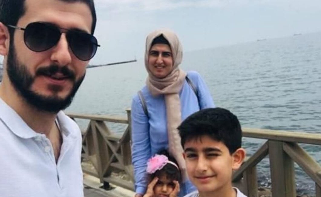 Adalet_Pusulasi's tweet photo. 💢 Adıyaman’da enkaz altında kalan Fatmanur Ertuğrul ve iki çocuğunun cansız bedenine tam 60 saat sonra ulaşıldı.

💢 Fatmanur Ertuğrul’un eşi Sincan Cezaevi’nde olduğu için cenazeye katılamasına izin verilmedi.

💢 Orta Çağ’da bile böyle bir zulüm yaşanmadı!

@adalet_bakanlik https://t.co/4B5HmE97gg