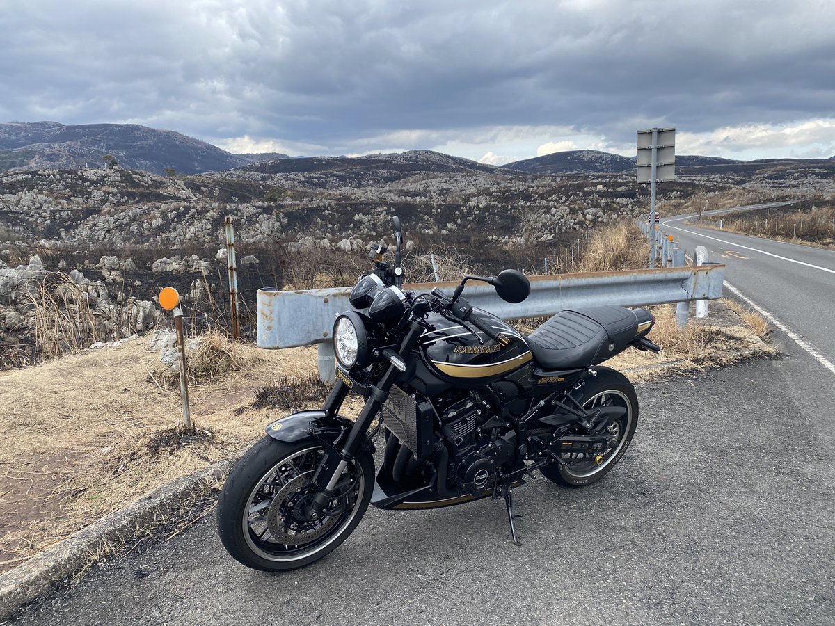 XZ900rs's tweet photo. 秋吉台の壮大な山焼きが圧巻でした！
焦げた匂いの中のライティング😃
#秋吉台
#山焼き
#z900rs https://t.co/cdAbNEEI71