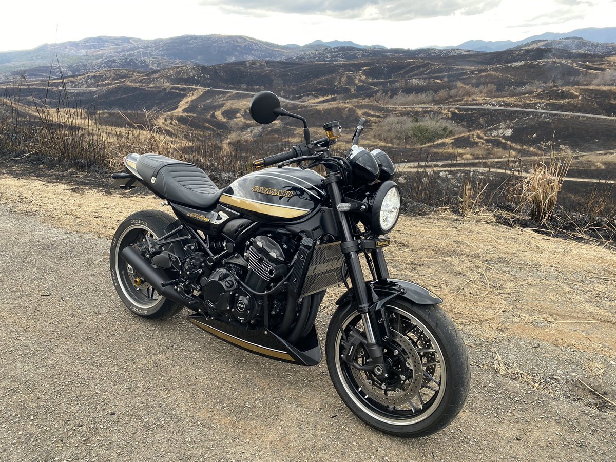 XZ900rs's tweet photo. 秋吉台の壮大な山焼きが圧巻でした！
焦げた匂いの中のライティング😃
#秋吉台
#山焼き
#z900rs https://t.co/cdAbNEEI71