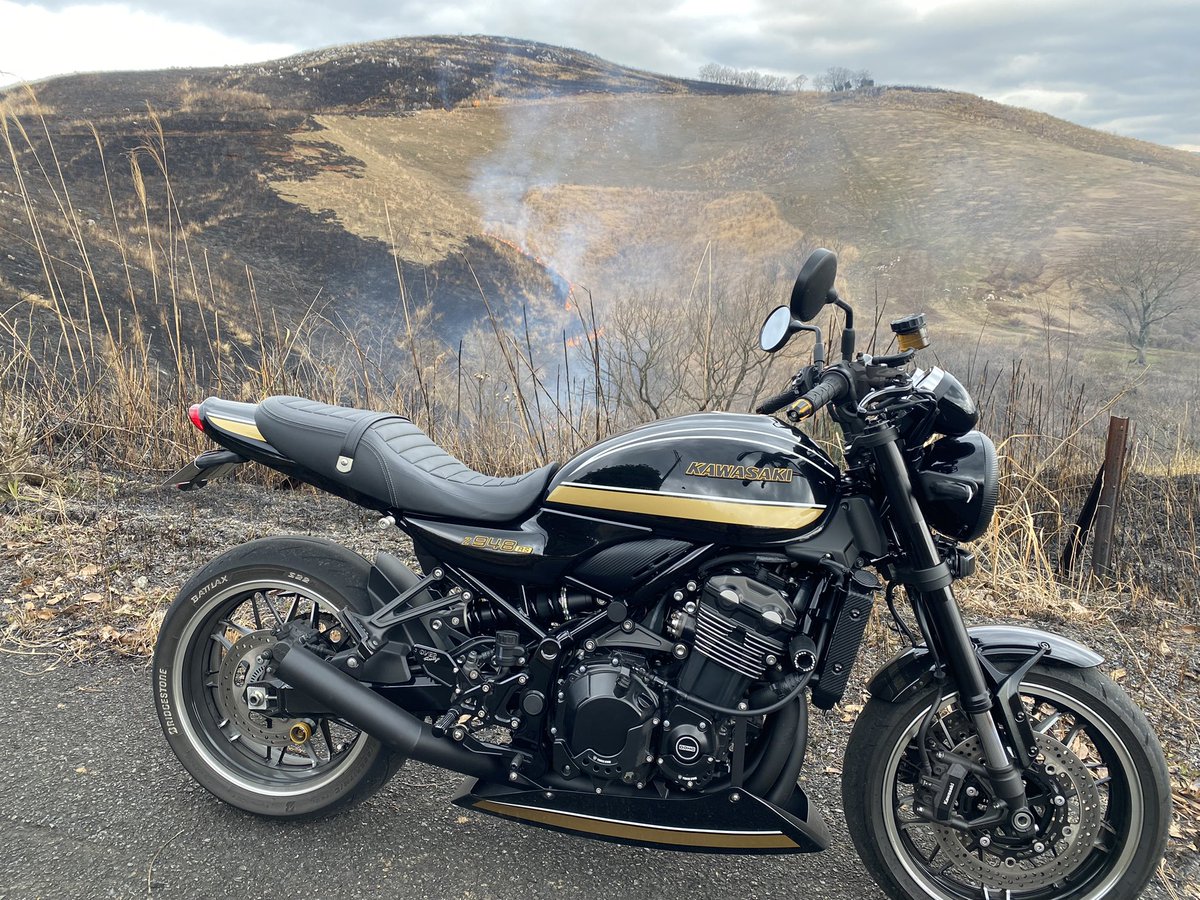XZ900rs's tweet photo. 秋吉台の壮大な山焼きが圧巻でした！
焦げた匂いの中のライティング😃
#秋吉台
#山焼き
#z900rs https://t.co/cdAbNEEI71