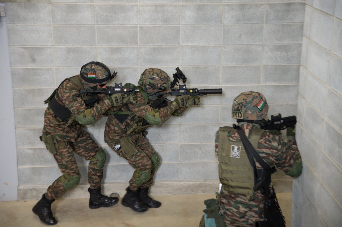 Defence_Nation's tweet photo. Exercise #DharmaGuardian22 🇮🇳🇯🇵
Indian Army Troops along with JGSDF Troops conducting CQB (Close Quarter Battle) Training in Urban scenario & Small Arms Shooting.
#IndianArmy #JGSDF #Japan #DG22 #CQB #JaiHind #DefenceNation https://t.co/5HtstkkgkG