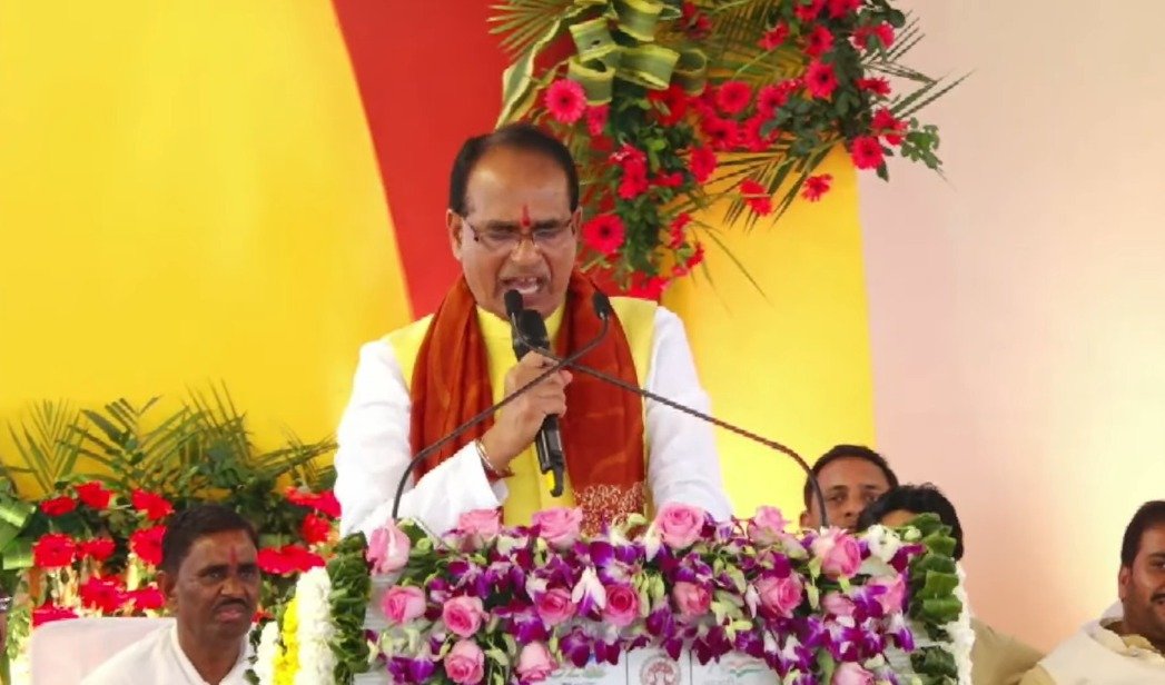 मुख्यमंत्री लाड़ली बहना योजना बहनों की जिंदगी बदल देगी। मार्च-अप्रेल में लाड़ली बहना योजना के आवदेन भराये जाएंगे, और फॉर्म भरने के लिए कहीं नहीं जाना है। आपके गांव में ही फॉर्म भरने अधिकारी कर्मचारी आएंगे: सीएम श्री <a href="/ChouhanShivraj/">Shivraj Singh Chouhan</a> 
---
#VikasYatraMP
#विकास_यात्रा_MP