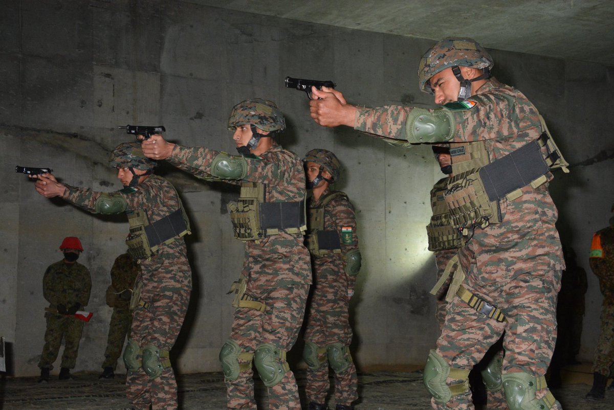 Defence_Nation's tweet photo. Exercise #DharmaGuardian22 🇮🇳🇯🇵
Indian Army Troops along with JGSDF Troops conducting CQB (Close Quarter Battle) Training in Urban scenario & Small Arms Shooting.
#IndianArmy #JGSDF #Japan #DG22 #CQB #JaiHind #DefenceNation https://t.co/5HtstkkgkG