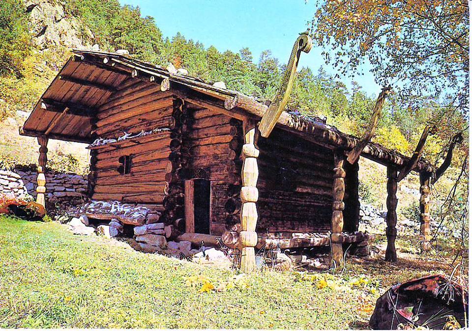 OsetKulturu's tweet image. Рeком #Osetler’de üç kutsal tapınaktan biridir. İnanışa göre #Nart Batraz'ın ölümü üzerine Tanrı'nın döktüğü üç gözyaşından birinin düştüğü yerde kurulmuştur. #Osetçe Рекомы дзуар veya Рекомы Уастырджи olarak adlandırılır.