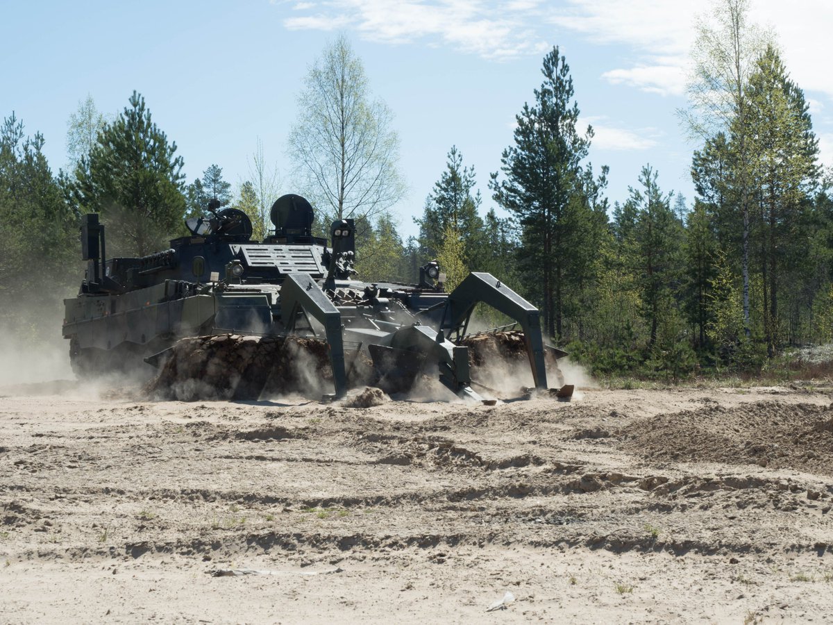 DefenceFinland's tweet photo. Suomi lahjoittaa Ukrainalle lisää puolustustarvikeapua.
Osana kansainvälistä Leopard-panssarivaunuja koskevaa yhteistyötä 🇫🇮 luovuttaa 🇺🇦 kolme kappaletta Leopard 2 -raivauspanssarivaunuja sekä niiden käyttöön ja kunnossapitoon liittyvää koulutusta.
🔗:https://t.co/w3nAEyJxCR https://t.co/dyVoEgZLJx
