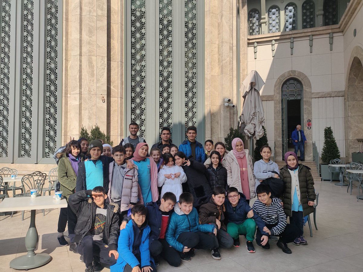 taksimcamii's tweet photo. Camiler çocuklarla güzel ☪️☝️ @tugvabeyoglu'nun düzenlediği kültür gezileri kapsamında Beyoğlu Kaptanpaşa İmam Hatip Ortaokulu öğrencilerini #TaksimCamii Külliyesinde misafir ederek, Caminin önemi, özellikleri, külliye içerisinde yer alan yapıları gezdirip bilgiler verdik. 👍 https://t.co/Wc5pBC74tH