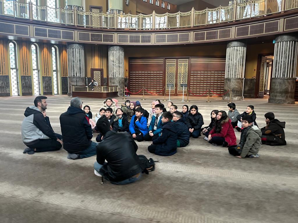 taksimcamii's tweet photo. Camiler çocuklarla güzel ☪️☝️ @tugvabeyoglu'nun düzenlediği kültür gezileri kapsamında Beyoğlu Kaptanpaşa İmam Hatip Ortaokulu öğrencilerini #TaksimCamii Külliyesinde misafir ederek, Caminin önemi, özellikleri, külliye içerisinde yer alan yapıları gezdirip bilgiler verdik. 👍 https://t.co/Wc5pBC74tH