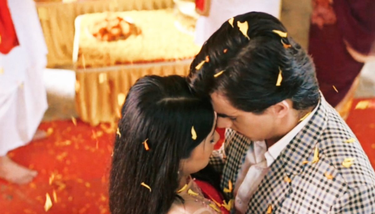 Called it coincidence, destiny or love...But everything wants to reunited two inseparable souls!🥺

#Kaira