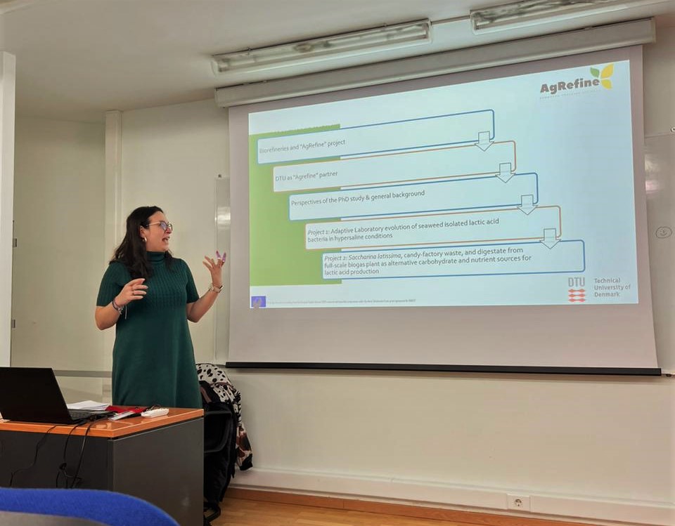 Recently our own @ElefthePapado gave a seminar at @CERTHellas about #BiotechnologicalProcess development for #LacticAcid production and her PhD project👩🏻‍🔬 Here she is in all her expressiveness✨

#AgRefine #MSCA #ITN #phdlife