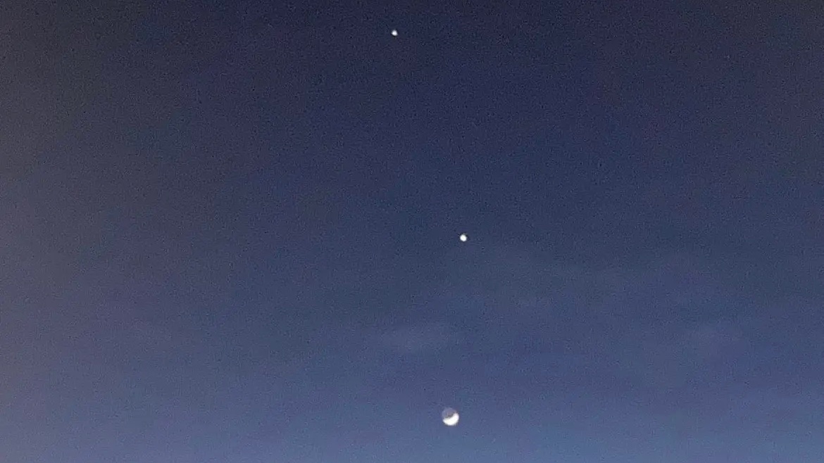 GoFlames5's tweet photo. Train - Drops of Jupiter ➡️💯 #MoonJupiterVenusConjunction #LibertyUniversity #MeetVirginia https://t.co/q8ycy6n9a2