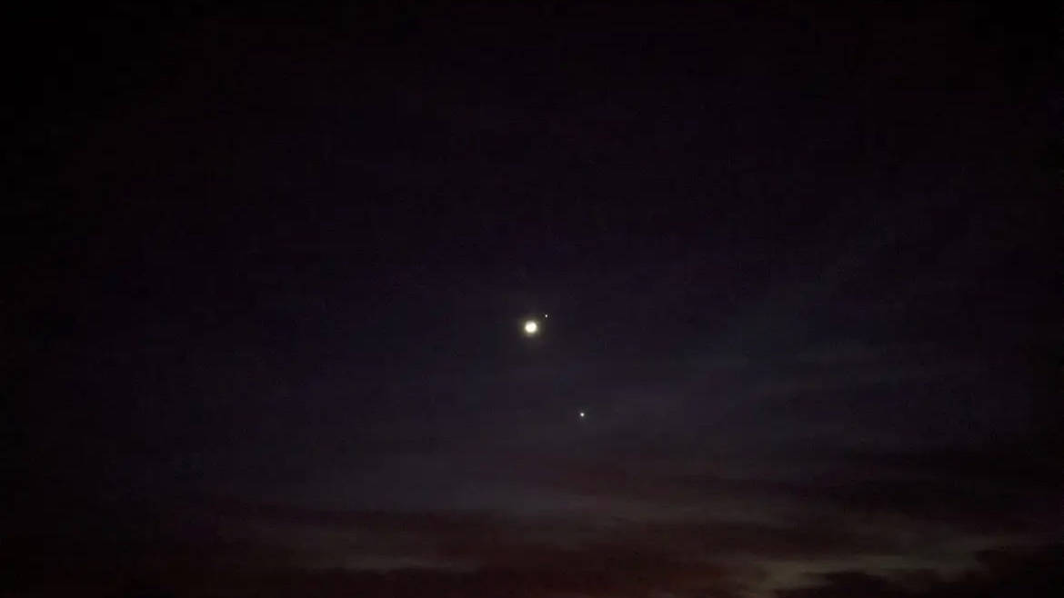 GoFlames5's tweet photo. Train - Drops of Jupiter ➡️💯 #MoonJupiterVenusConjunction #LibertyUniversity #MeetVirginia https://t.co/q8ycy6n9a2