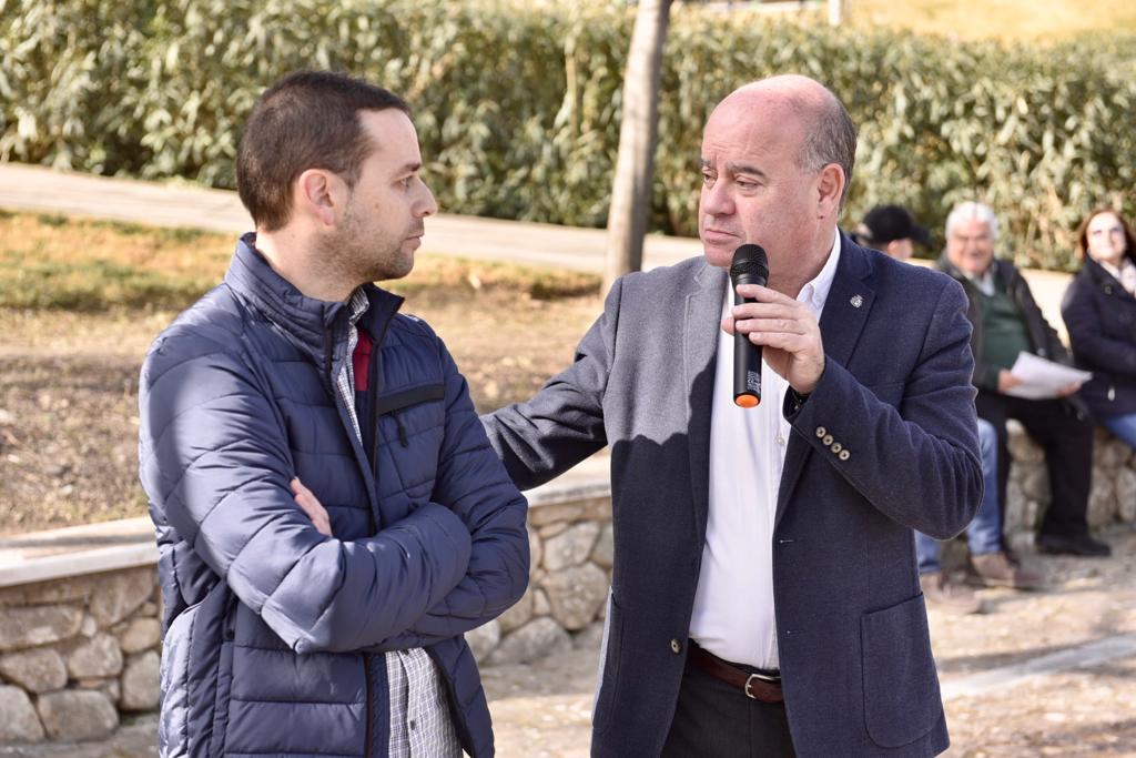 AytoAntequera's tweet photo. 🟢⚪️ El @ceperantequera celebra hoy jueves el Día de #Andalucía, en el Parque Atalaya de #Antequera

El alcalde @manolo_baron participa en esta jornada de convivencia, en la que se ha desarrollado un recital de poesía de autores andaluces

Contigo #HacemosCiudad https://t.co/tG2k83wFkW
