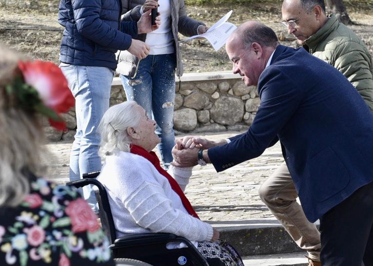 AytoAntequera's tweet photo. 🟢⚪️ El @ceperantequera celebra hoy jueves el Día de #Andalucía, en el Parque Atalaya de #Antequera

El alcalde @manolo_baron participa en esta jornada de convivencia, en la que se ha desarrollado un recital de poesía de autores andaluces

Contigo #HacemosCiudad https://t.co/tG2k83wFkW
