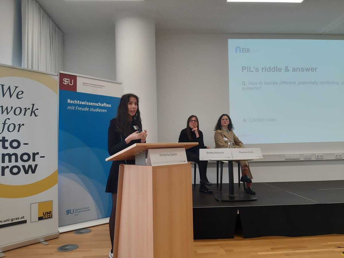 #YoungPIL23 continues with a presentation by Victoria Garin <a href="/EUI_EU/">European University Institute</a> @MPIPRIV, who proposes to analyze PIL paradigms using concepts of descriptive and normative relativism in order to unlock potential for critical studies <a href="/FreudSfu/">Sigmund Freud PrivatUniversität Wien</a> #IPRNachwuchs