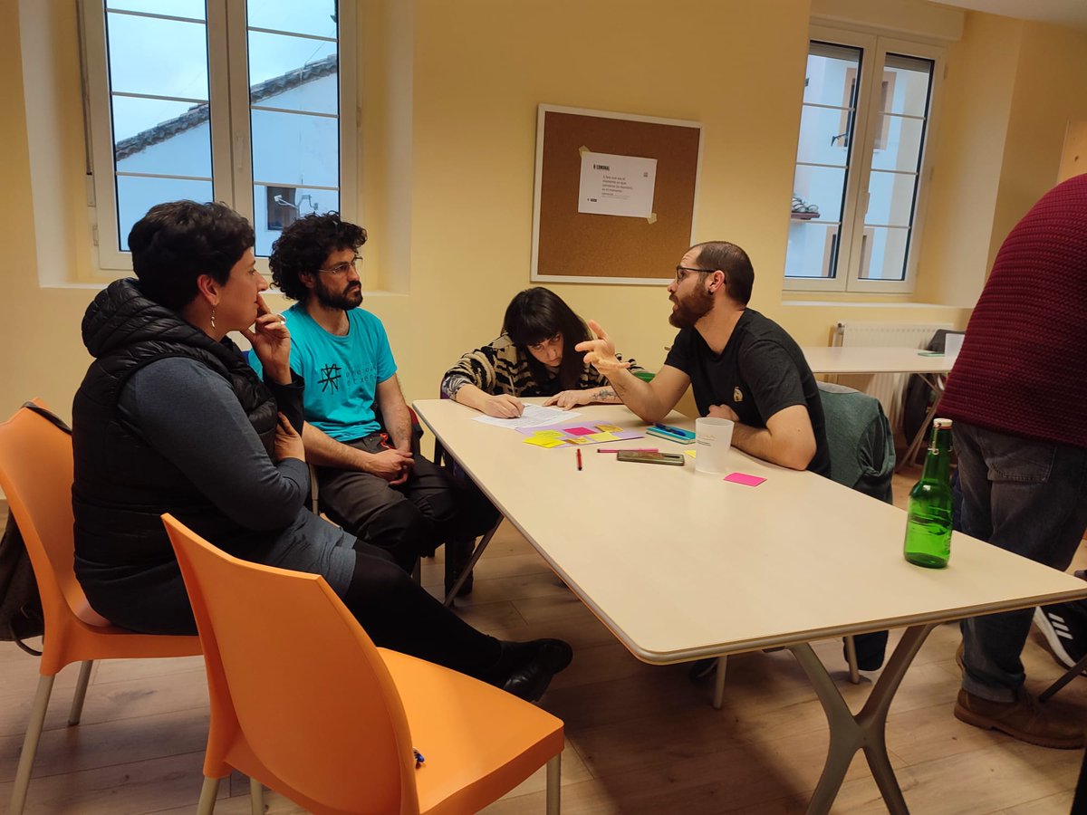 Atzo eman genuen Andiako Ekosistema sortzeko lehen urratsa, Abartzuzan ospatu genuen "Open Space" dinamikarekin. Zerbitzuez, espazioez, arteaz, agroekologiaz edo herritarren parte-hartzeaz hitz egin genuen, oso partaide konprometituekin.