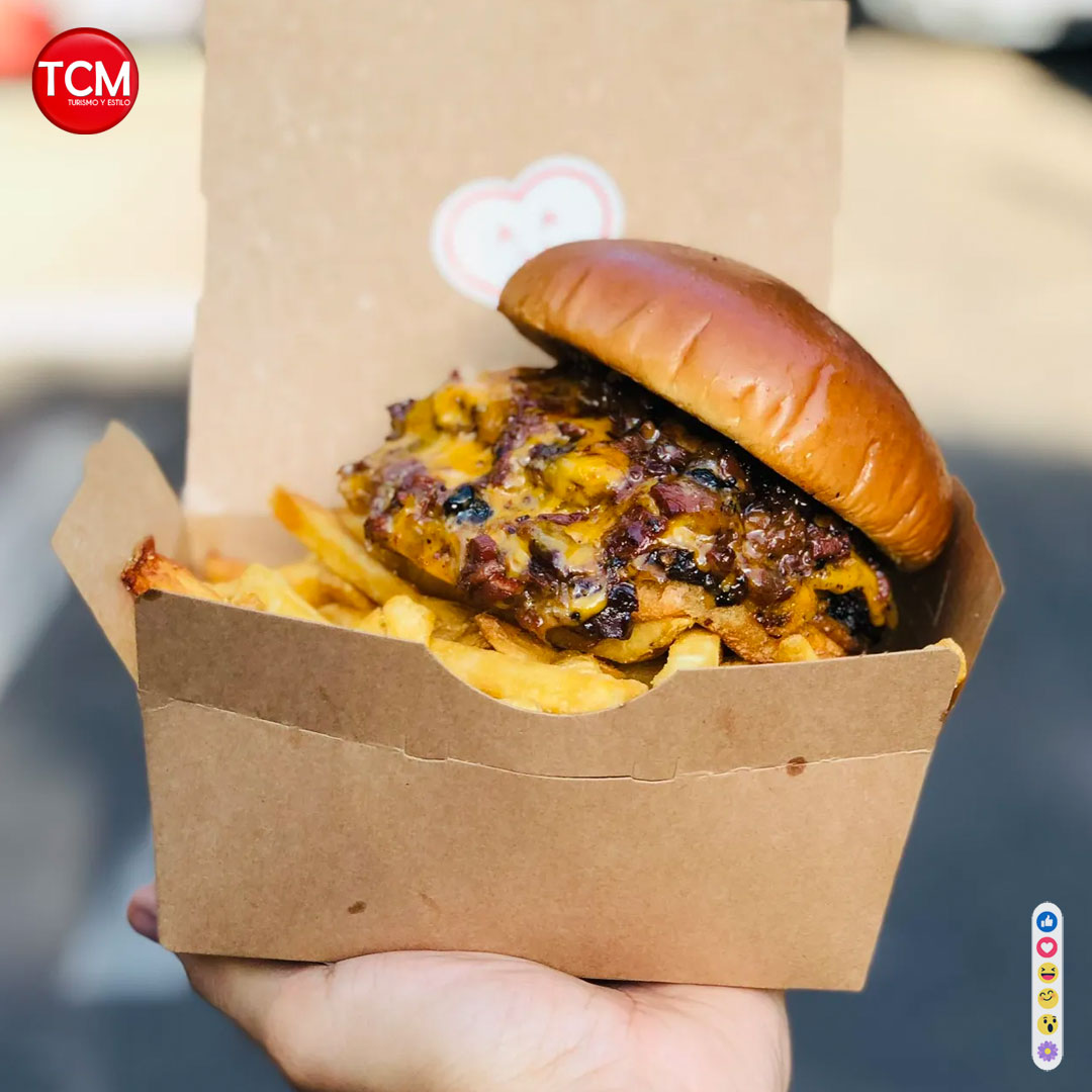 TCMagazine_'s tweet photo. #destinosCDMX
Si buscas algo rico y diferente en hamburguesas nada mejor que visitar #Chubbies un lugar en la Colonia Roma con un menú pequeño de variedad de hamburguesas, su especialidad en papas chubies, pizza, malteadas y mucho más. 
#chubies #hamburguesas #restaurantesCDMX https://t.co/ryW3ljvEyu