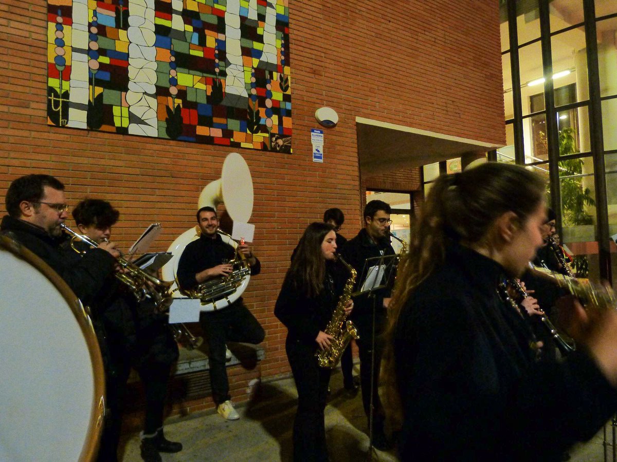 amcv1999's tweet photo. Ahir vam actuar a l’enterrament de la sardina🎷🎺🥁 i va ser tot un espectacle!!! 🔥⚰️🔥⚰️ 
Gràcies a tots els que vau venir a veure’ns🎊🎊🎊
#amcv #cerdanyoladelvalles #carnestoltes https://t.co/yN5rCJyv0A