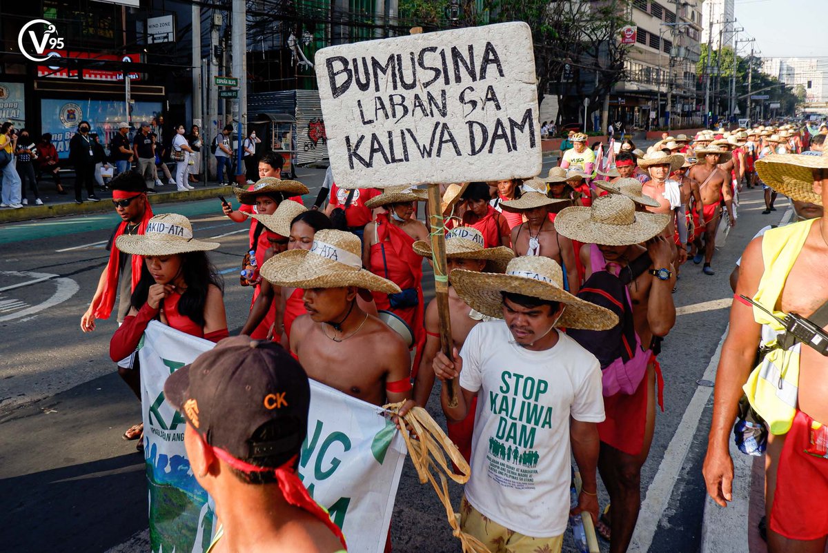 varsitarianust's tweet photo. LOOK: 300 Indigenous Peoples  (IPs) of the Dumagat-Remontado tribes pass along España Boulevard to protest against the Kaliwa Dam construction at the Malacañang Palace on Thursday, Feb. 23. https://t.co/G4HQZMPvCT