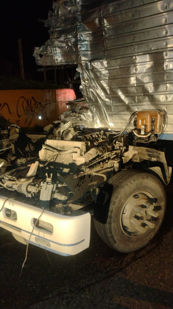 REPORTEROSLinea's tweet photo. Grave accidente en Cajamarca, Tolima. El conductor del camión falleció al estrellarse con el tractocamiónpor la parte de atrás. Al momento la vía se encuentra cerrada. https://t.co/BHHcfUt5Gc