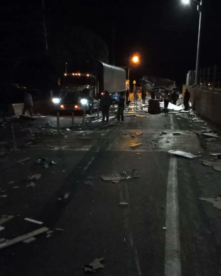 REPORTEROSLinea's tweet photo. Grave accidente en Cajamarca, Tolima. El conductor del camión falleció al estrellarse con el tractocamiónpor la parte de atrás. Al momento la vía se encuentra cerrada. https://t.co/BHHcfUt5Gc