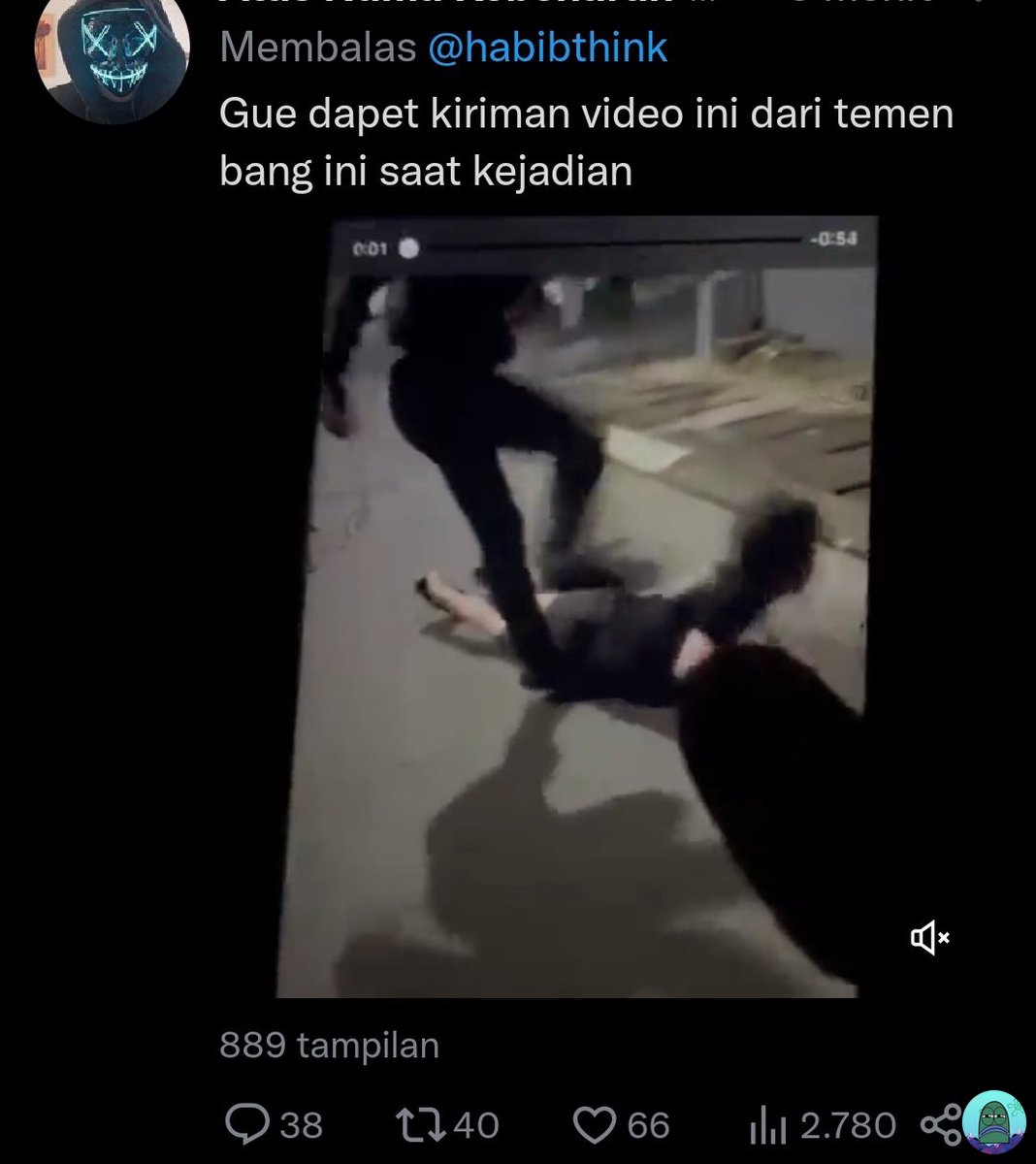 tanyakanrl's tweet image. 💚 parah bgt kasusnya anak pejabat pajak (dandy), si korban udah tergeletak gini masi aja dipukulin dan ditendangin, dan katanya si agnes yang ngevideoin ini. jahat bgt gila