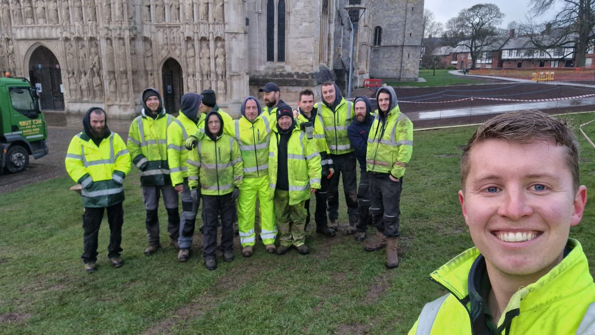 CountyGrounds's tweet image. Team on the Green …. At Exeter Cathedral ready for turfing today. @ExeterCathedral @HCTTurfDevon