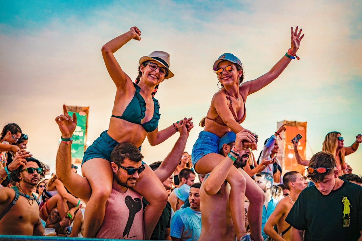 rfmsomnii's tweet photo. Não é preciso muito para seres feliz... Pés na areia, sunset, música e amigos na praia do costume 🌅🎶🏖️
#RFMSOMNII #RFMSOMNII23 #Sunset #Felicidade #Sonho #OMaiorSunsetDeSempre #PôrDoSol #SunsetLovers #Festival #FestivalDePraia #BeachFestival #EDM #SunsetFeeling #Música https://t.co/Gv61Sk3ZBe