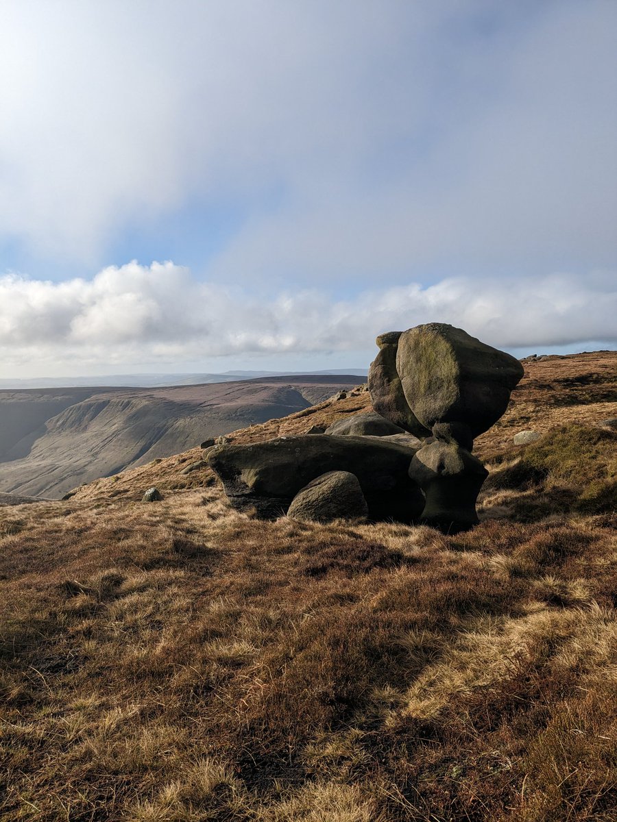 Our_benj's tweet photo. Perfect start to the day #Fellrunner https://t.co/r4igWRxDs8