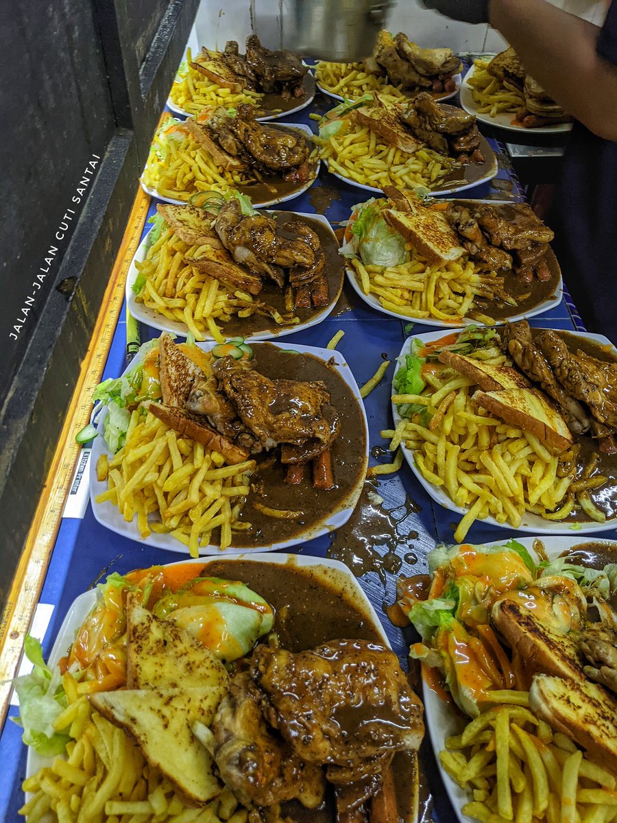 MalaysianFoods's tweet photo. Tempat makan Selambak Western penuh satu pinggan hanya RM 27 sahaja dekat Petaling Jaya!

Memang dekat PJ ni syurga makanan tau! Tahu kan ada satu port dengan selambak western!  Portion dekat sini boleh makan sampai 2 orang😋

📍Garden Western grill Petaling Jaya https://t.co/s8h9fEXt9e
