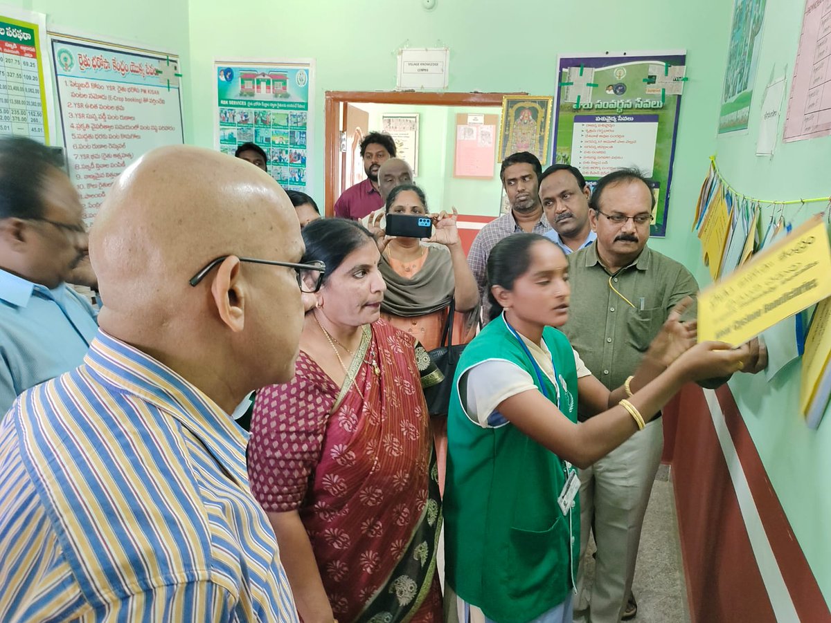 ap_agriculture's tweet photo. Today Sri Gopala Krishna Dwivedi, IAS Chief Commissioner RBK and Principal Secretary (A&amp;C) has visited to Bheemunicheruvu RBK of Narayanavanam Mandal, Puttur subdivision of Tirupati Dist and interacted with farmers and RBK staff. https://t.co/QfUCifRWKU