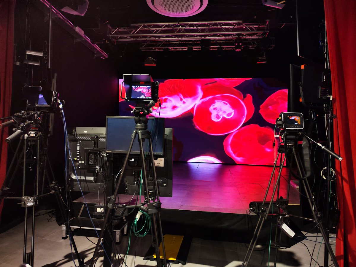informasistemi's tweet photo. 🟥Anche una classica #lezione può diventare molto divertente...Basta renderla #virtuale utilizzando una #regia #streaming, dei #contenuti #digitali e soprattutto il nostro #showroom contornato da un #maxiled.
#Informasistemi #Roma https://t.co/NgrGPLDGZL