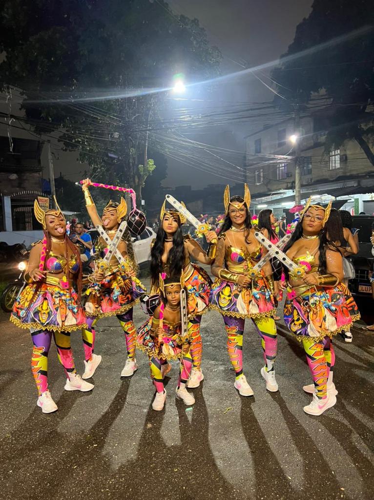 BateboletesRj's tweet photo. 🎊🎭      REGISTRO DO CARNAVAL 2023.   🎊🎭    

Turma AS DANADAS, fantasia tá um luxo. Parabéns meninas, arrasaram👏🏽👏🏽 
#ÉCARNAVAL #OBLOCOÉRUA #PAZNOCARNAVAL https://t.co/mbE8ZiiQ9r