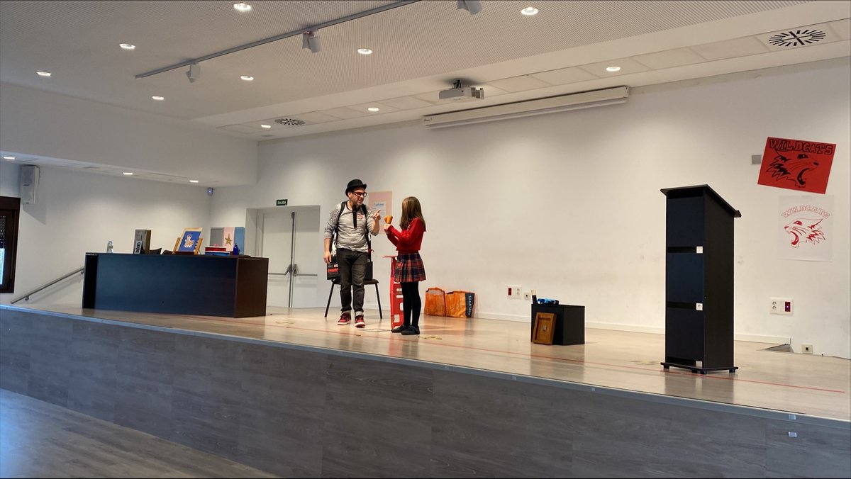 ElValle_II's tweet photo. Entretenida sesión de animación a la lectura de la mano de @Edelvives 📖🎭
#animaciónalalectura #eduaciónprimaria #nosgustaleer #sanchinarro #proyectolector #proyectoalejandría #proyectoeducativo #elvalle #colegiodemadrid #eduación https://t.co/LQETpBeGrk