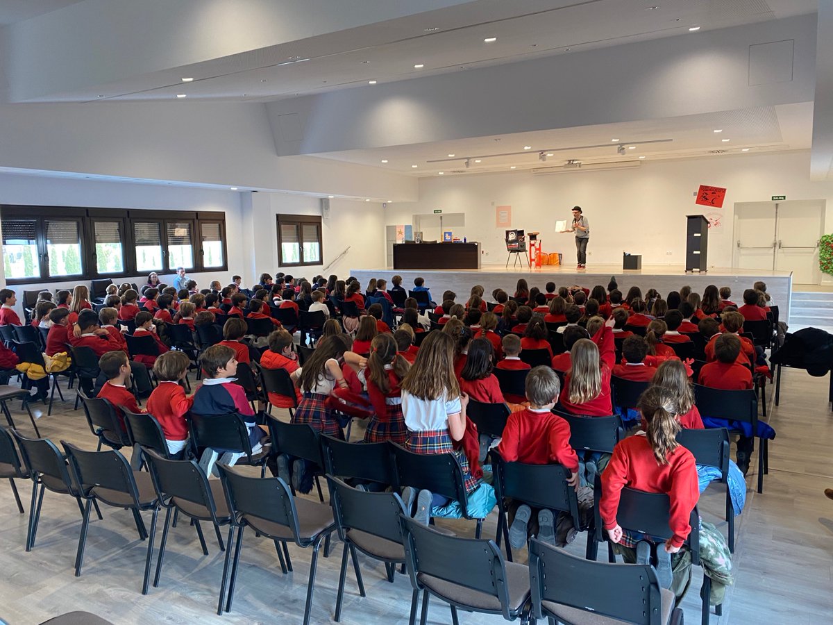ElValle_II's tweet photo. Entretenida sesión de animación a la lectura de la mano de @Edelvives 📖🎭
#animaciónalalectura #eduaciónprimaria #nosgustaleer #sanchinarro #proyectolector #proyectoalejandría #proyectoeducativo #elvalle #colegiodemadrid #eduación https://t.co/LQETpBeGrk