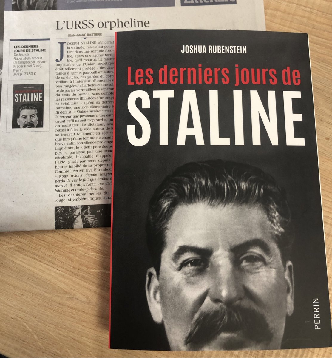 EN KIOSQUE | Merci à <a href="/JMBastiere/">Jean-Marc BASTIERE</a> pour sa chronique des Derniers jours de Staline dans le <a href="/Figaro_Livres/">Le Figaro Littéraire 📚</a> : « livre captivant » sur les dernières heures du dictateur et sur les répercussions de sa disparition sur fond de guerre froide. 
<a href="/EditionsPerrin/">Editions Perrin</a>, en librairie 📚