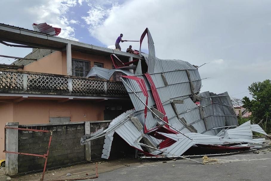 AfricaSecondes's tweet photo. #Madagascar : Le cyclone Freddy a touché le pays, Au moins quatre personne ont été tuées, selon le dernier bilan du Bureau national de gestion des risques et des catastrophes (BNGRC).
#Afrique #Actualités #45second #mada #Madagasikara #infrastructures #cyclone #victime #BNGRC https://t.co/xJFMUmy4tZ