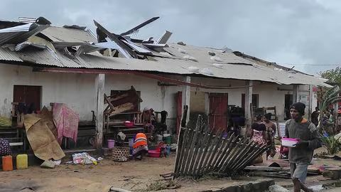 AfricaSecondes's tweet photo. #Madagascar : Le cyclone Freddy a touché le pays, Au moins quatre personne ont été tuées, selon le dernier bilan du Bureau national de gestion des risques et des catastrophes (BNGRC).
#Afrique #Actualités #45second #mada #Madagasikara #infrastructures #cyclone #victime #BNGRC https://t.co/xJFMUmy4tZ
