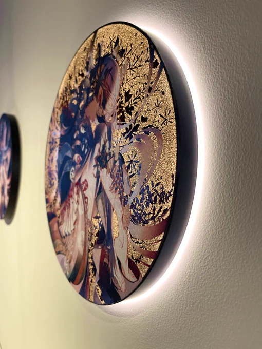 米山舞の新作「RAY - TWILIGHT」は、京都の伝統工芸士「京からかみ 丸二」様との共作の元、伝統文様を手彫りした木版に様々な顔料などを調合した絵具を使用し、和紙に一枚ずつ手作業で摺り上げて作ったからかみと、LEDを融合させて完成した作品です。 