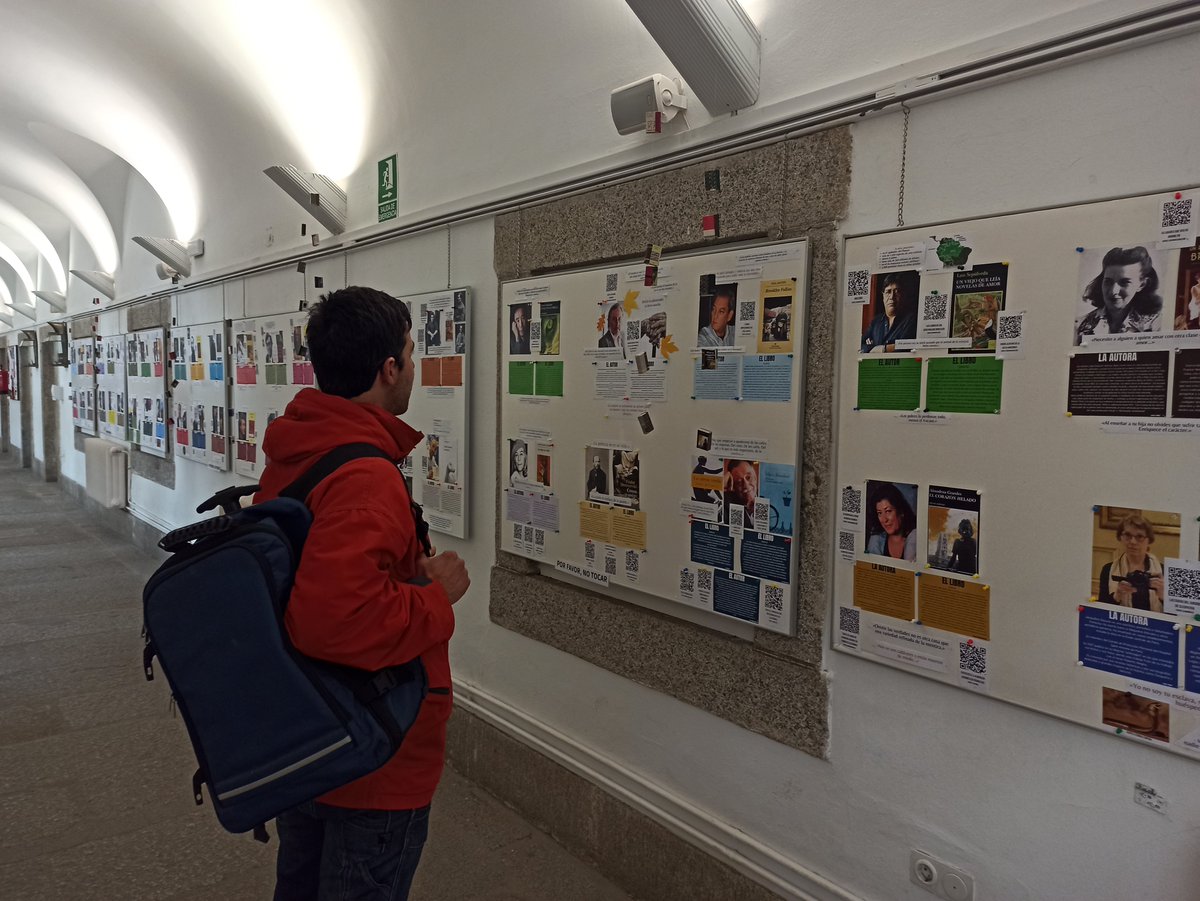 culturaaytosanl's tweet photo. Todavía puedes visitar 👉"Los cien del Club de lectura"
Un recorrido por cien obras de la literatura universal: sus autores/as, sinopsis, curiosidades, datos de interés, enlaces a webs... 
Exposición en la Casa de Cultura del
@aytosanlorenzo 
y libros disponibles en la Biblioteca https://t.co/5qEnVLl3wi