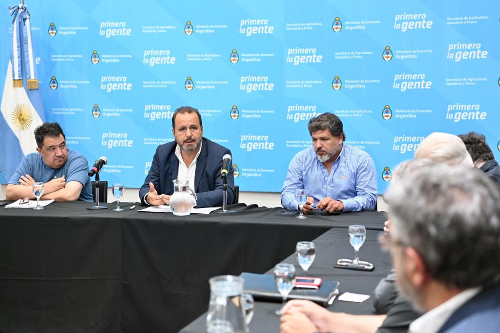 jmfernandeza's tweet photo. Junto a @JorgeSolmi recibirnos a representantes de las trabajadoras y trabajadores del cuero, cámaras de la industria del cuero, manufacturas y calzado. https://t.co/WueZOmdqKR