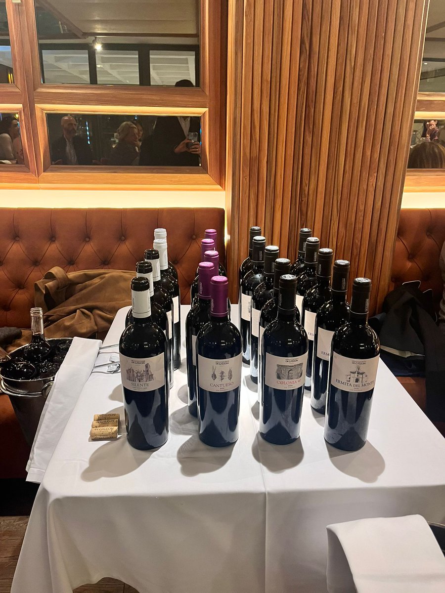 HRMANOLOMAYO's tweet photo. Éxito rotundo de la cena maridada que celebramos anoche en #MayoSevilla de la mano de Bodegas @ColoniasGaleon. Muchísimas gracias a todos los asistentes y en especial a Mª Ángeles Pérez, sumiller y directora de la bodega, por la magnífica presentación de los vinos 🍷✨ https://t.co/suAI4jKb4J