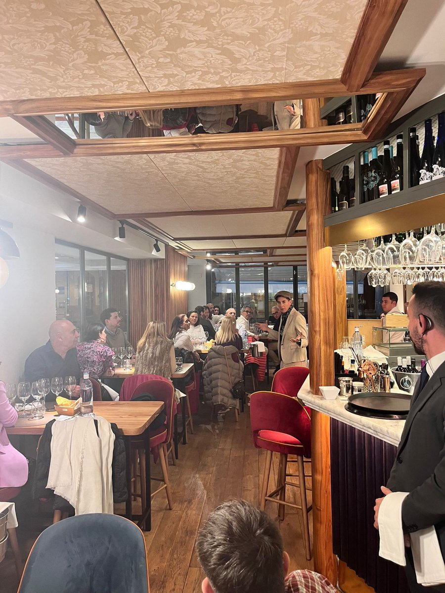 HRMANOLOMAYO's tweet photo. Éxito rotundo de la cena maridada que celebramos anoche en #MayoSevilla de la mano de Bodegas @ColoniasGaleon. Muchísimas gracias a todos los asistentes y en especial a Mª Ángeles Pérez, sumiller y directora de la bodega, por la magnífica presentación de los vinos 🍷✨ https://t.co/suAI4jKb4J