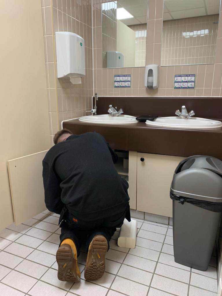 TssFacilities's tweet photo. Need a #waterhygiene expert? 💧 Look no further than our Henry!

If you're looking for a company to cater for all your facilities from #plumbing to #aircon, #electrics to #refrigeration, speak to us!

📞 01273 719 111
📧 ask@tssfacilities.co.uk
🌐  https://t.co/k3SrbnDws5 https://t.co/AcmTN4uqaZ