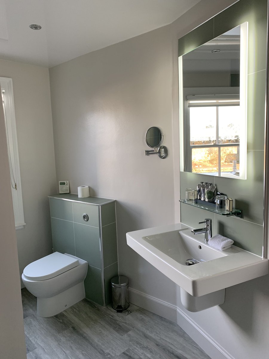 ParklandsPerth's tweet photo. Every year we take 4 bathrooms and give them the upgrade they deserve. With a walk-in shower and a nice new colour we think this just makes it much brighter. Big thanks to Bob Downie and Bannerman's Colour Srudio for the amazing job you have done  #upgrade #BoutiqueHotel #Perth https://t.co/FqL8tHoyLa